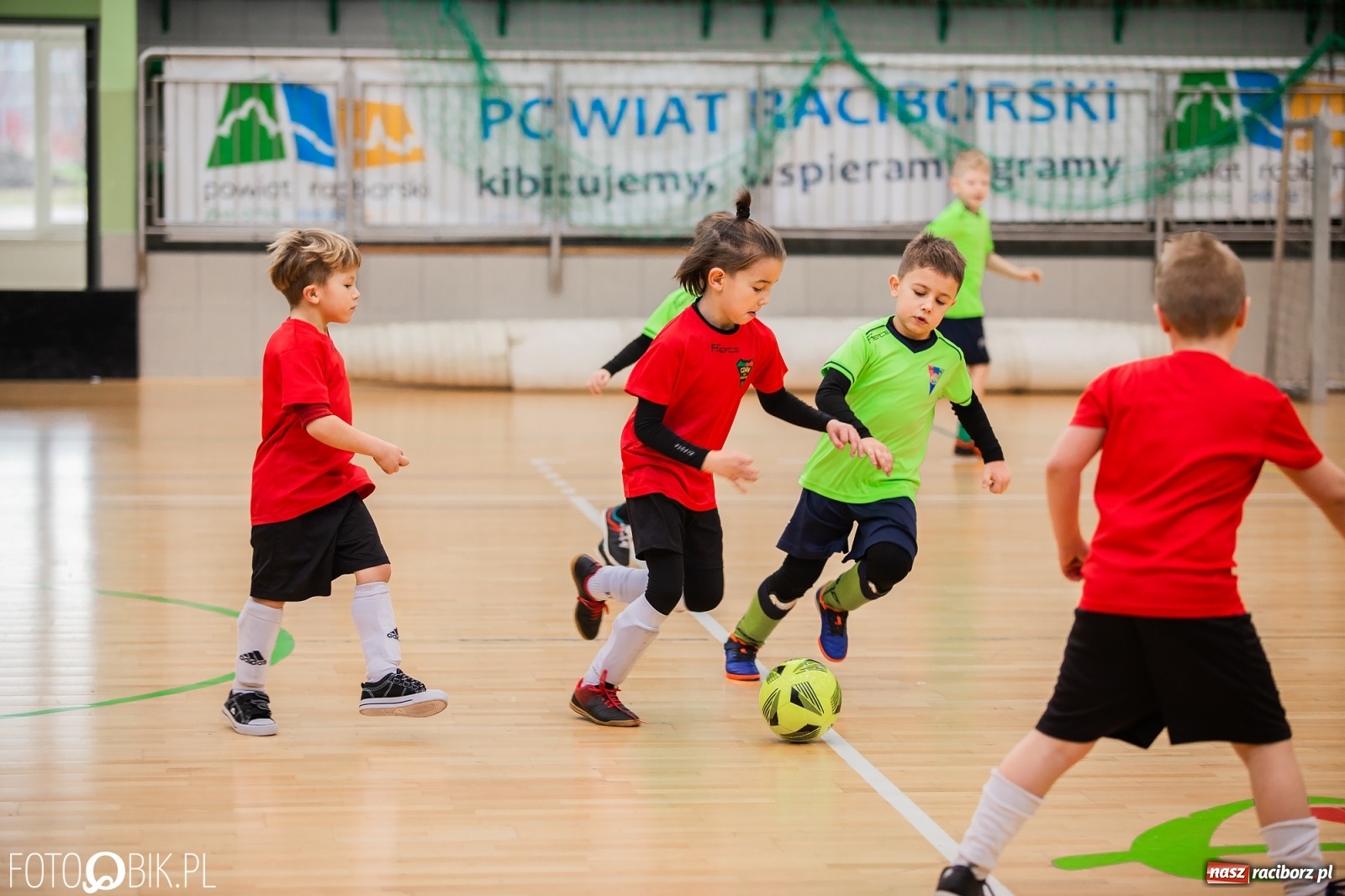 Zdjęcie w galerii na portalu naszraciborz.pl: Mikołajkowy Turniej Piłkarski dla dzieci w Arenie Rafako wiadomości z regionu