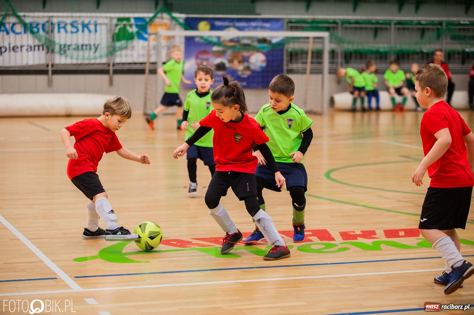 Zdjęcie w galerii na portalu naszraciborz.pl: Mikołajkowy Turniej Piłkarski dla dzieci w Arenie Rafako wiadomości z regionu