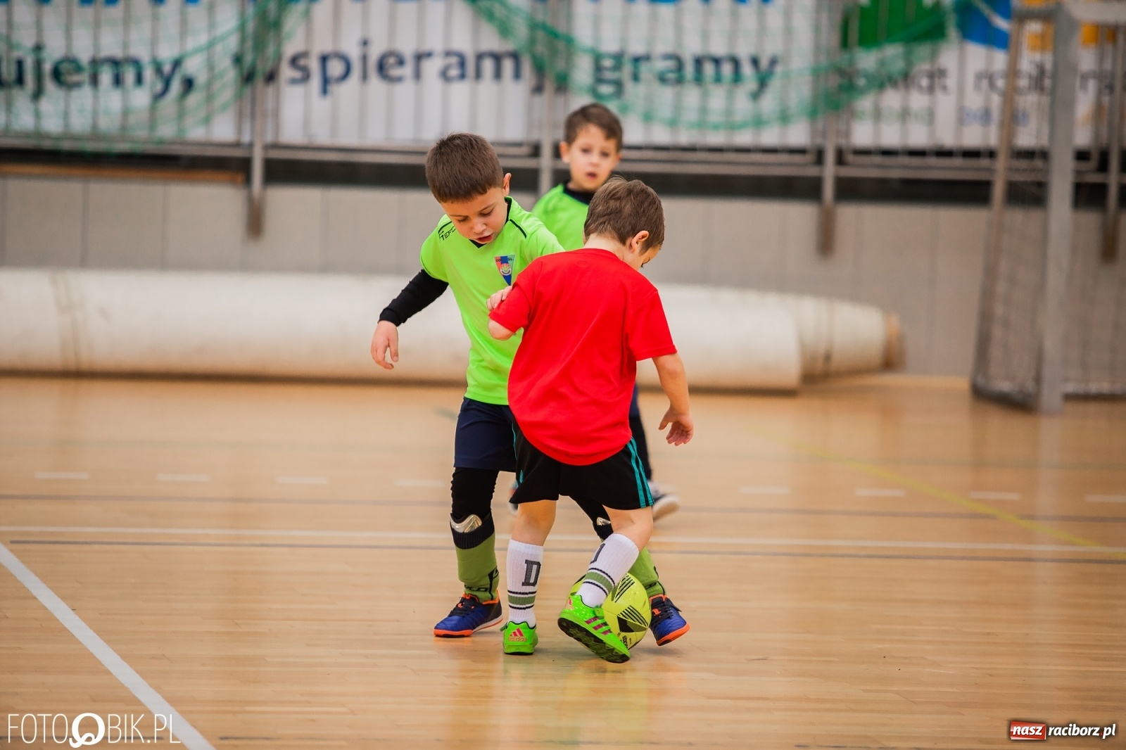 Zdjęcie w galerii na portalu naszraciborz.pl: Mikołajkowy Turniej Piłkarski dla dzieci w Arenie Rafako wiadomości z regionu