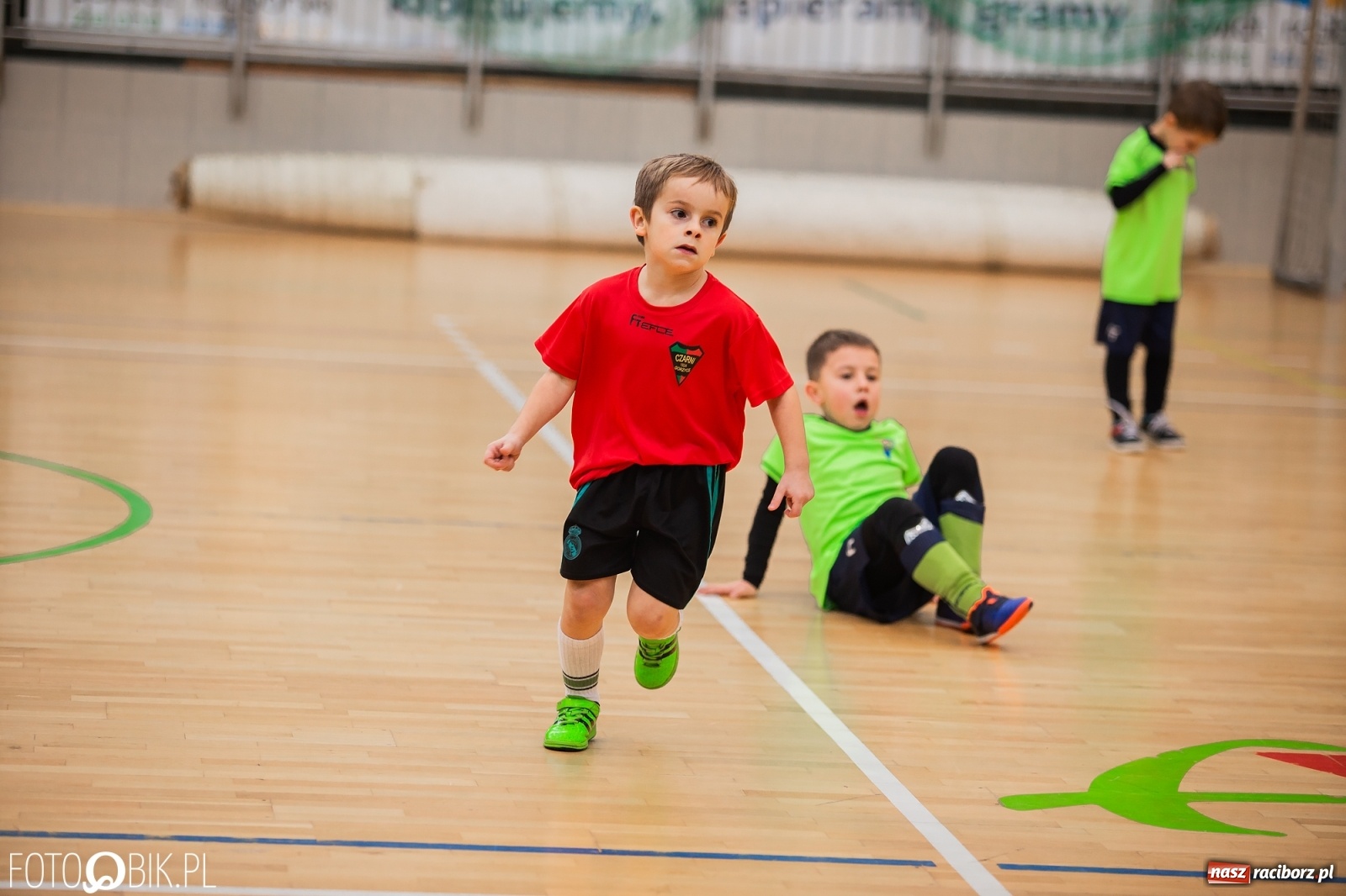 Zdjęcie w galerii na portalu naszraciborz.pl: Mikołajkowy Turniej Piłkarski dla dzieci w Arenie Rafako wiadomości z regionu