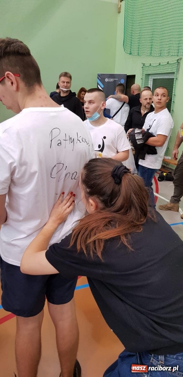 Zdjęcie w galerii na portalu naszraciborz.pl: Gwiazdy polskiego kina z wizytą w raciborskim poprawczaku wiadomości z regionu