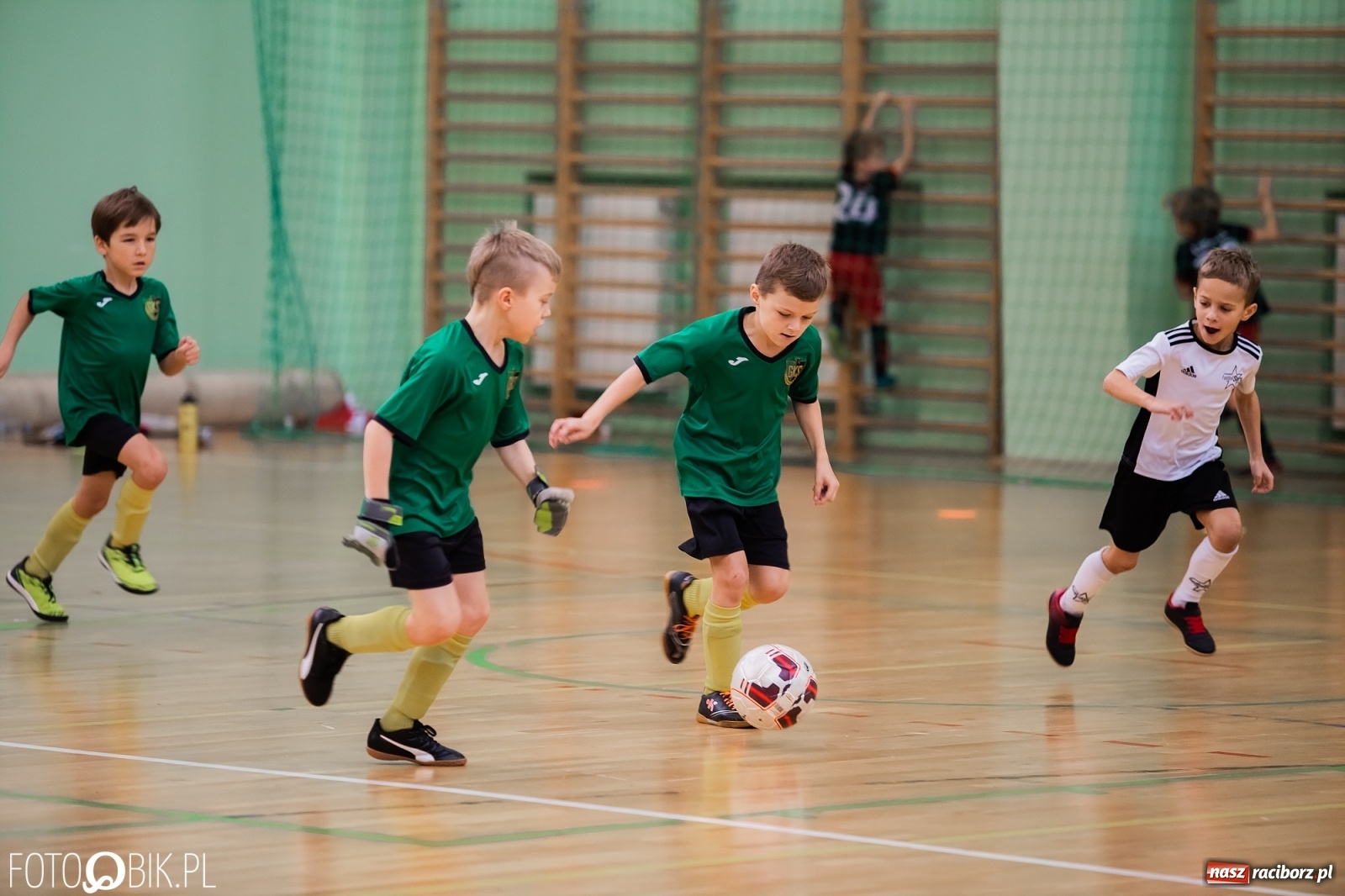 Zdjęcie w galerii na portalu naszraciborz.pl: Drugi dzień zmagań piłkarskich w Arenie Rafako wiadomości z regionu
