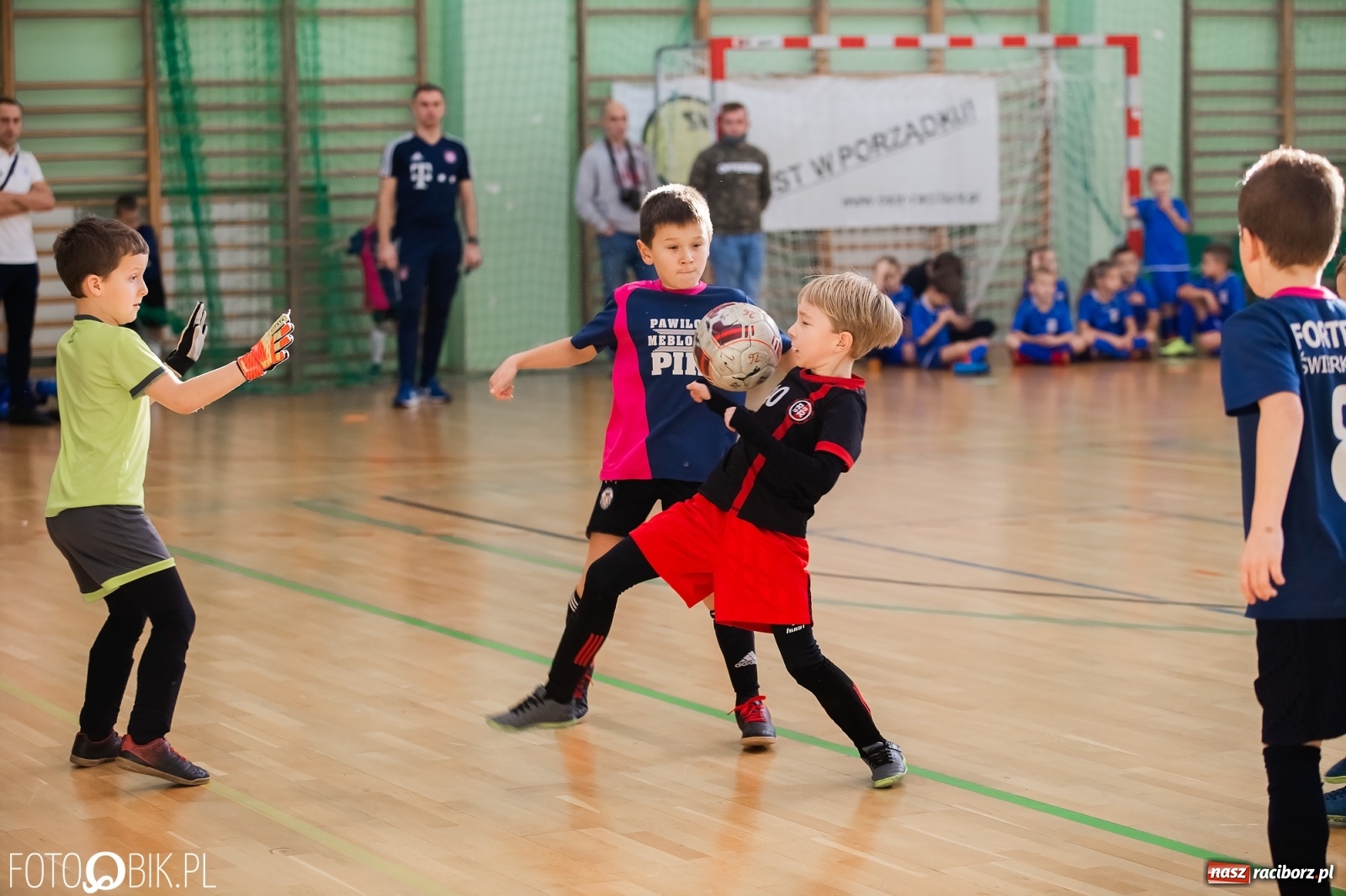 Zdjęcie w galerii na portalu naszraciborz.pl: Drugi dzień zmagań piłkarskich w Arenie Rafako wiadomości z regionu