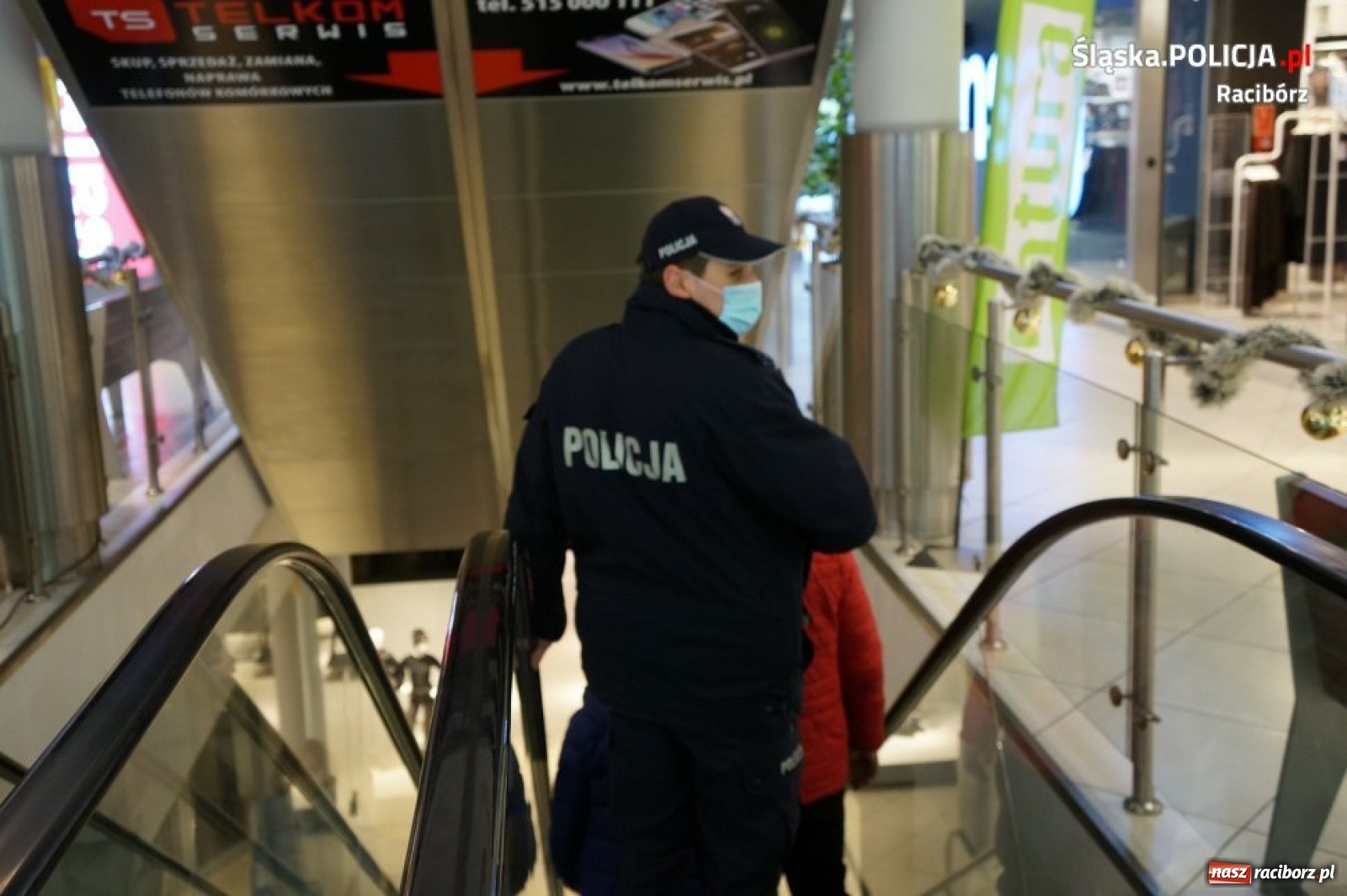 Zdjęcie w galerii na portalu naszraciborz.pl: Raciborska policja i Sanepid kontrolują sklepy wiadomości z regionu