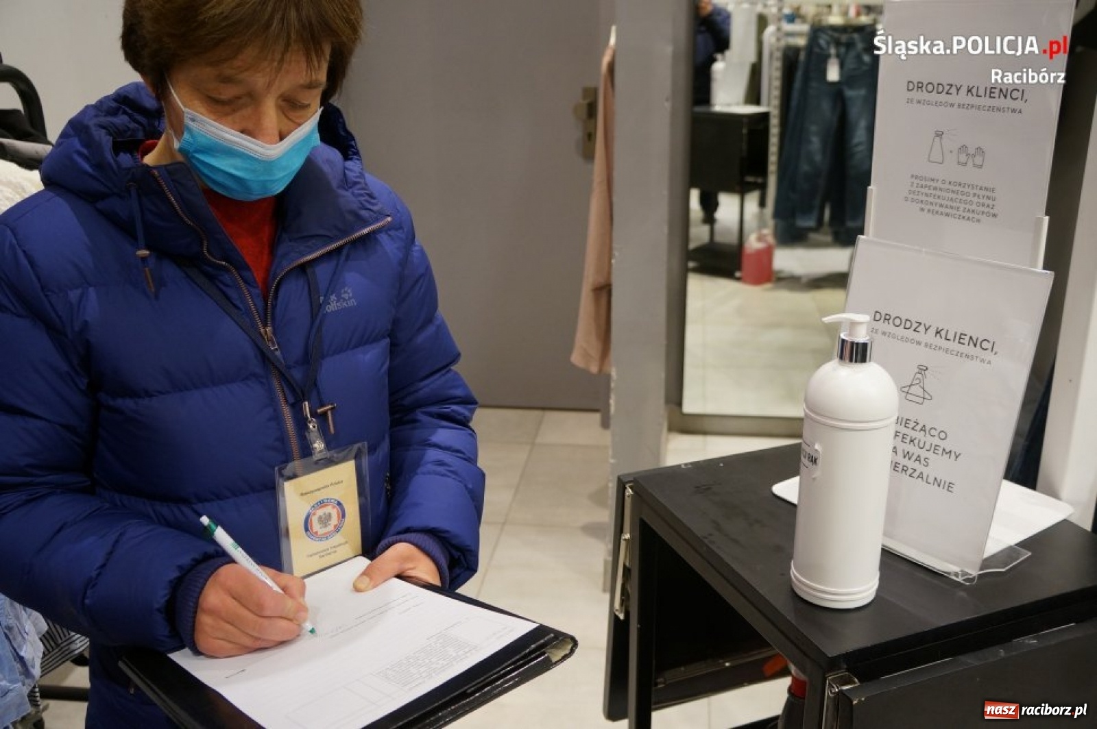 Zdjęcie w galerii na portalu naszraciborz.pl: Raciborska policja i Sanepid kontrolują sklepy wiadomości z regionu