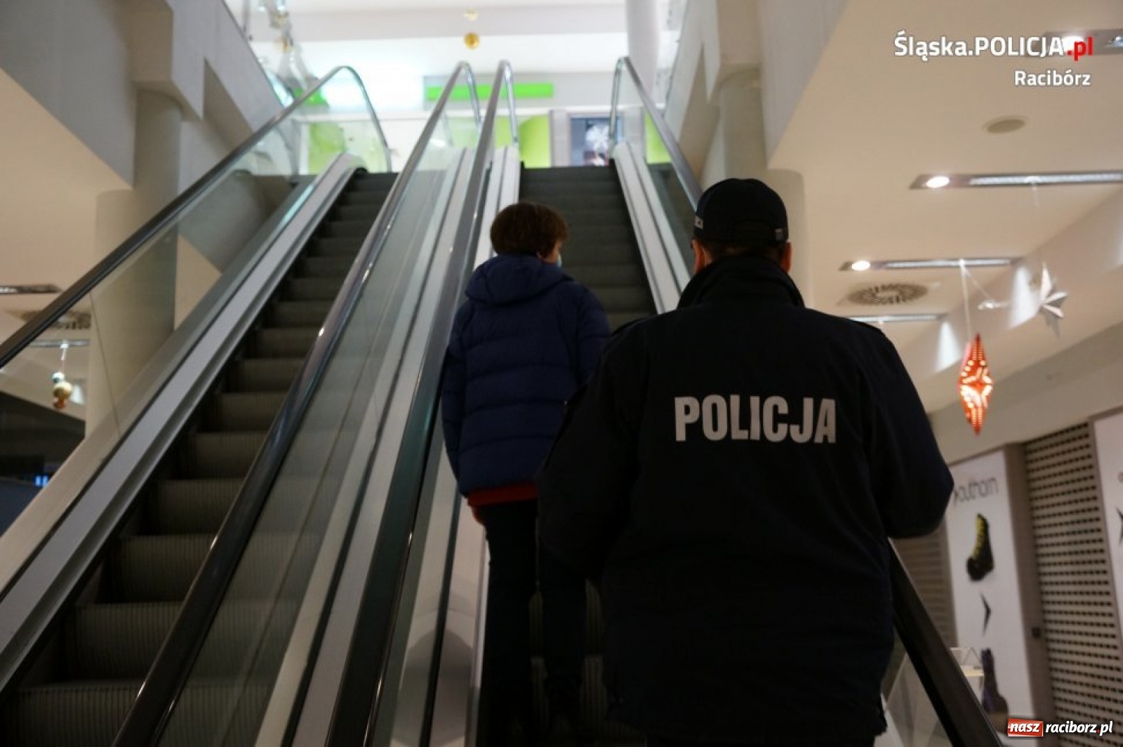 Zdjęcie w galerii na portalu naszraciborz.pl: Raciborska policja i Sanepid kontrolują sklepy wiadomości z regionu