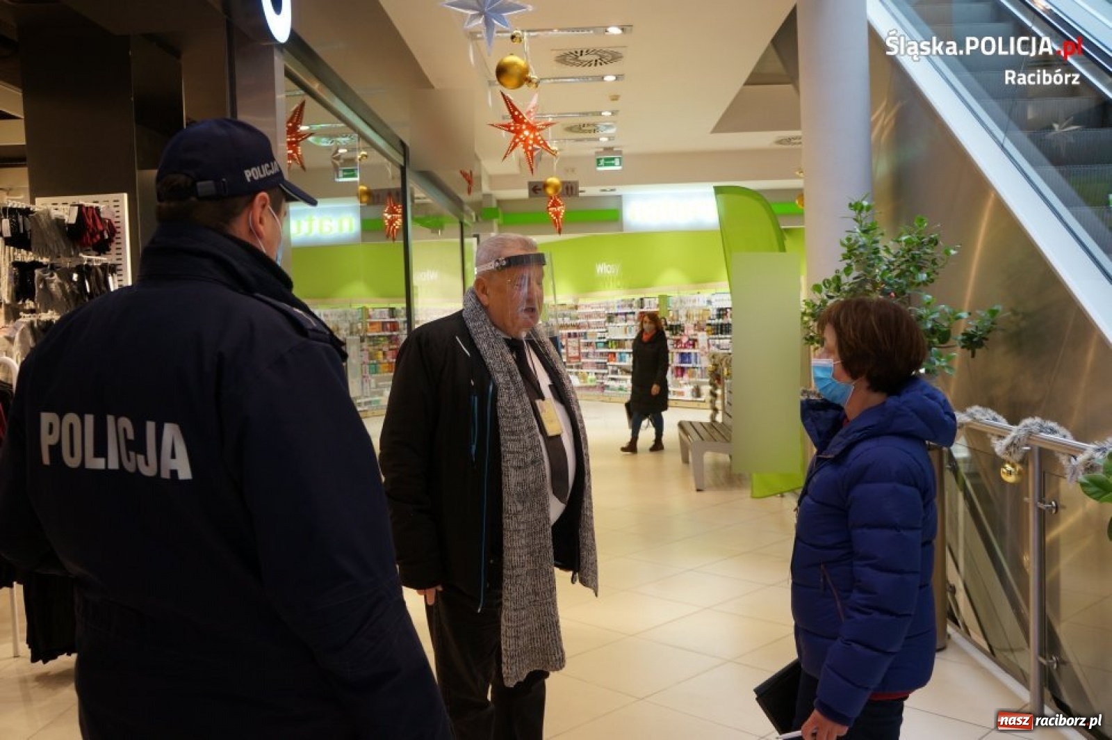Zdjęcie w galerii na portalu naszraciborz.pl: Raciborska policja i Sanepid kontrolują sklepy wiadomości z regionu