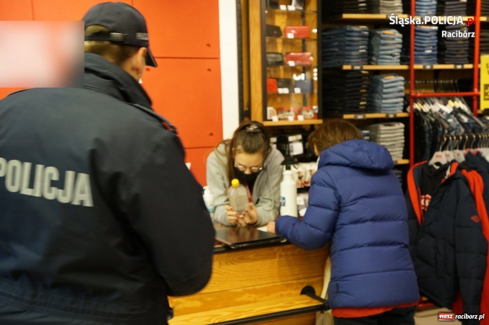 Zdjęcie w galerii na portalu naszraciborz.pl: Raciborska policja i Sanepid kontrolują sklepy wiadomości z regionu
