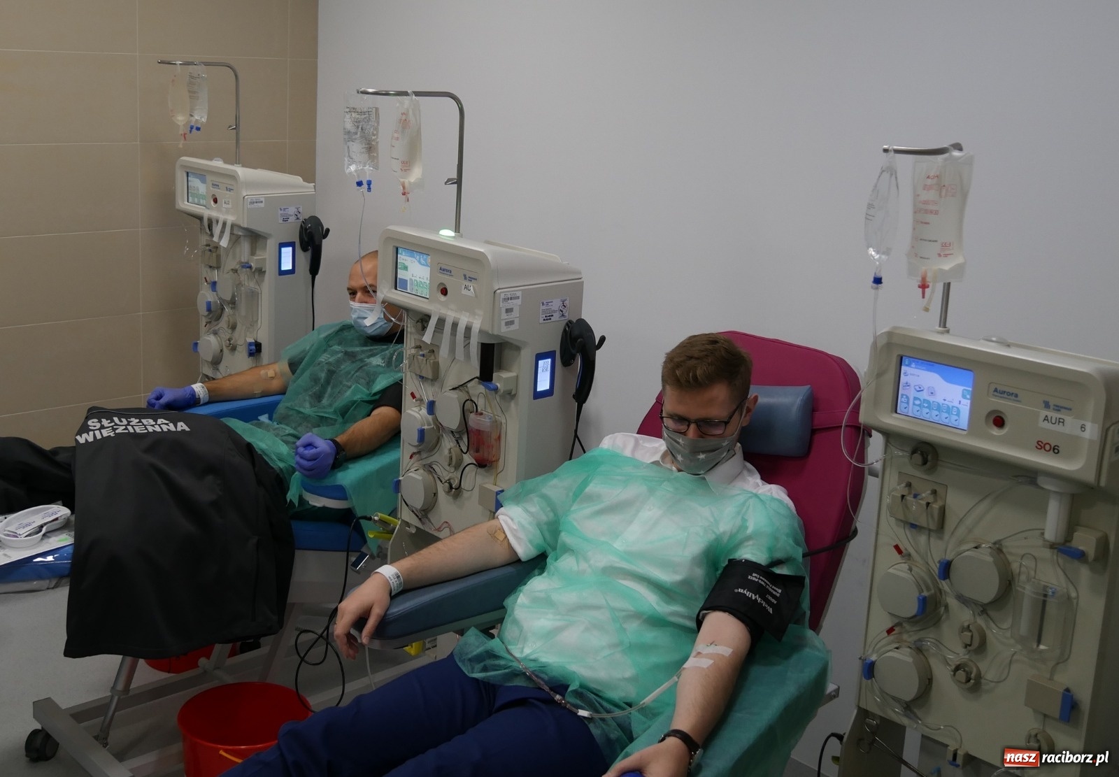 Zdjęcie w galerii na portalu naszraciborz.pl: Funkcjonariusze Służby Więziennej i wiceminister oddali osocze dla chorych na Covid-19 wiadomości z regionu