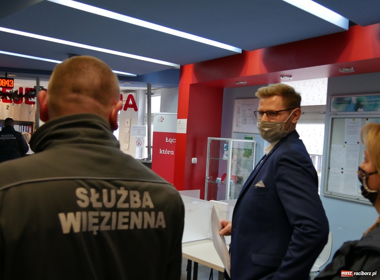 Zdjęcie w galerii na portalu naszraciborz.pl: Funkcjonariusze Służby Więziennej i wiceminister oddali osocze dla chorych na Covid-19 wiadomości z regionu
