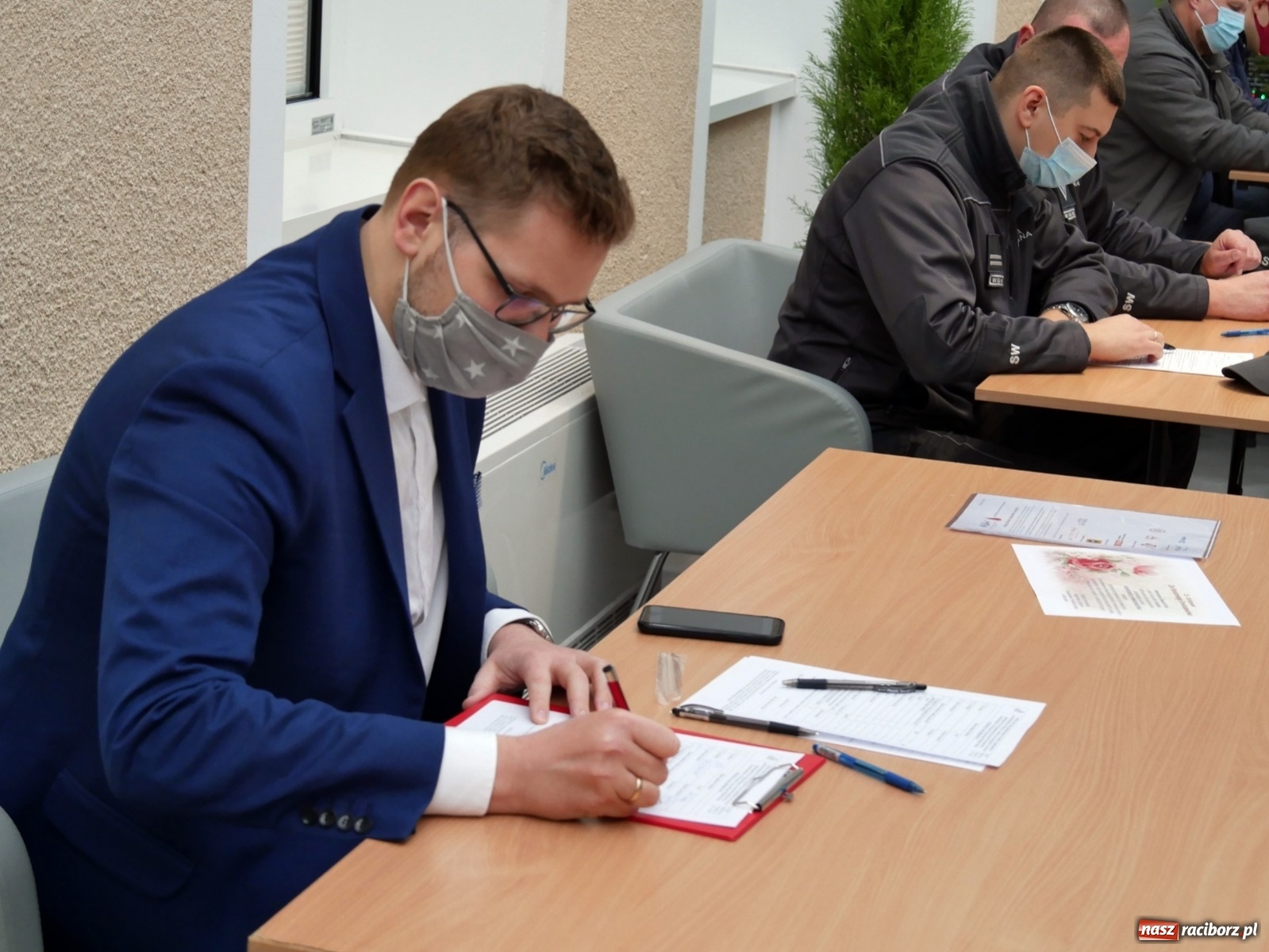 Zdjęcie w galerii na portalu naszraciborz.pl: Funkcjonariusze Służby Więziennej i wiceminister oddali osocze dla chorych na Covid-19 wiadomości z regionu