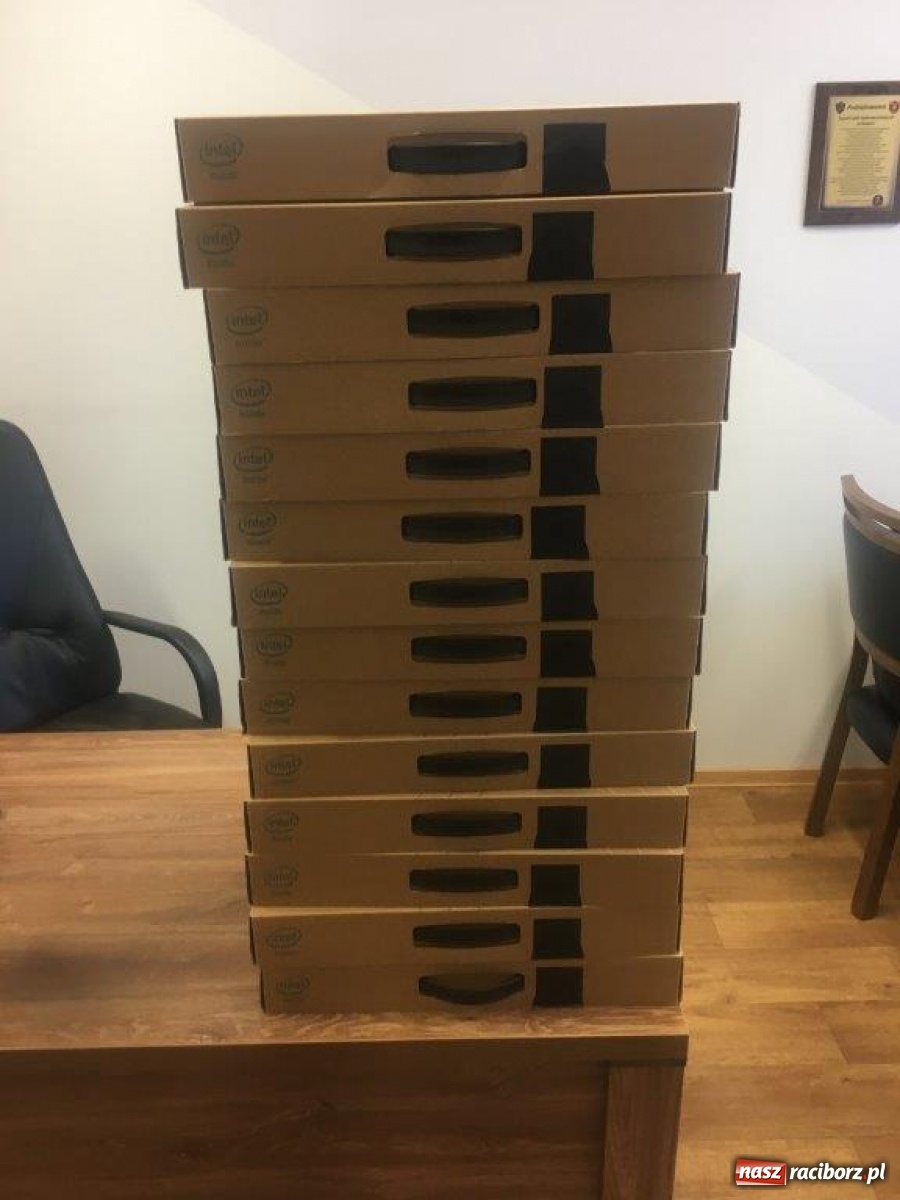 Zdjęcie w galerii na portalu naszraciborz.pl: Eko-Okna podarowały uczniom laptopy wiadomości z regionu