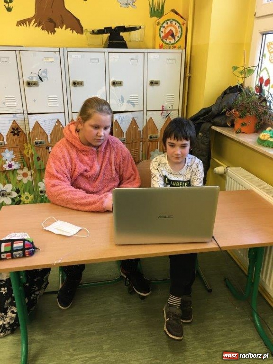 Zdjęcie w galerii na portalu naszraciborz.pl: Eko-Okna podarowały uczniom laptopy wiadomości z regionu