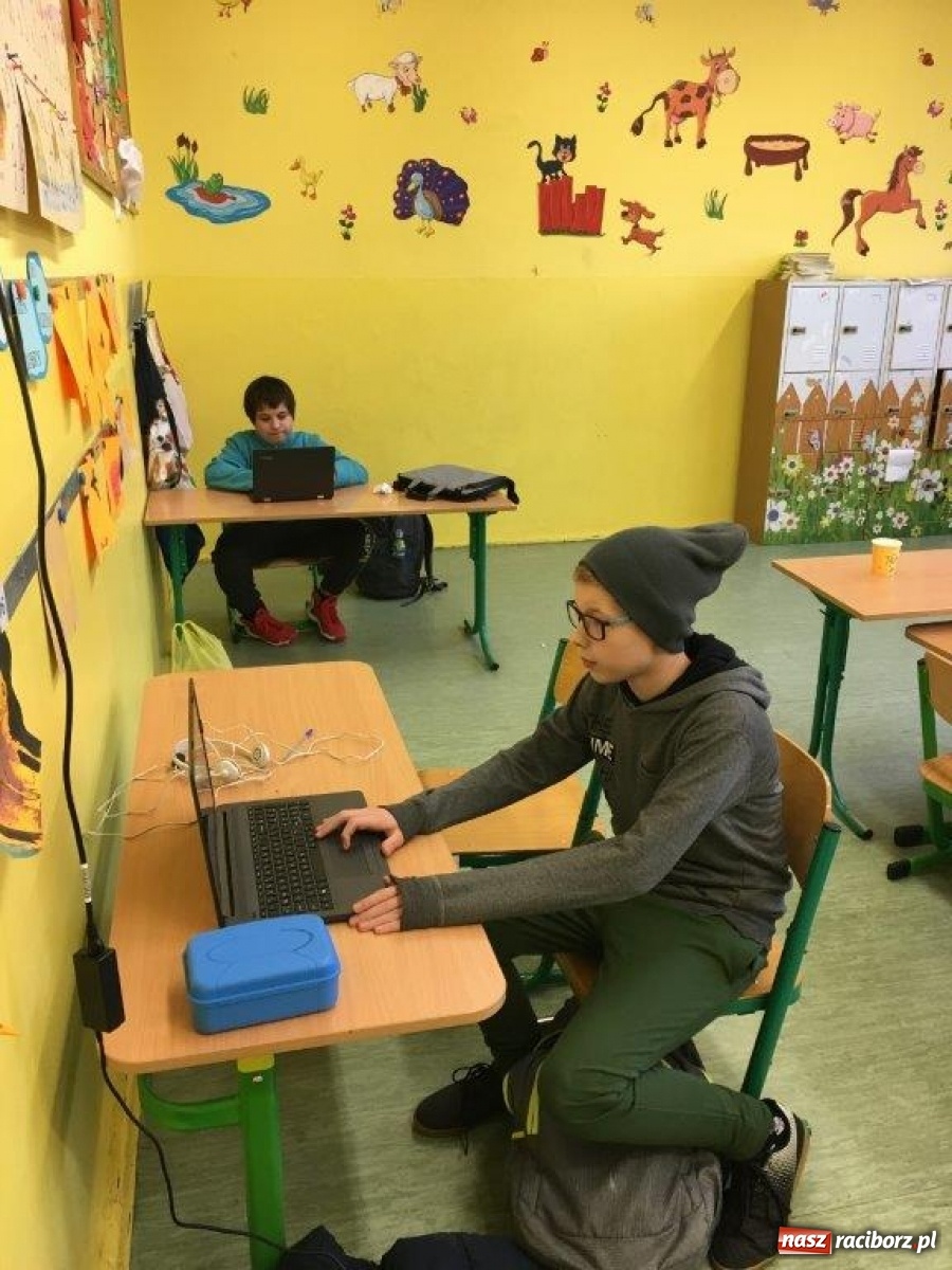 Zdjęcie w galerii na portalu naszraciborz.pl: Eko-Okna podarowały uczniom laptopy wiadomości z regionu