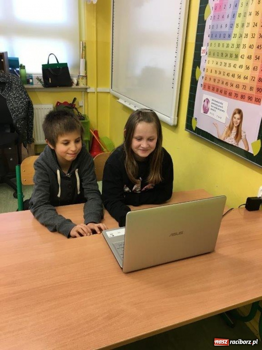 Zdjęcie w galerii na portalu naszraciborz.pl: Eko-Okna podarowały uczniom laptopy wiadomości z regionu