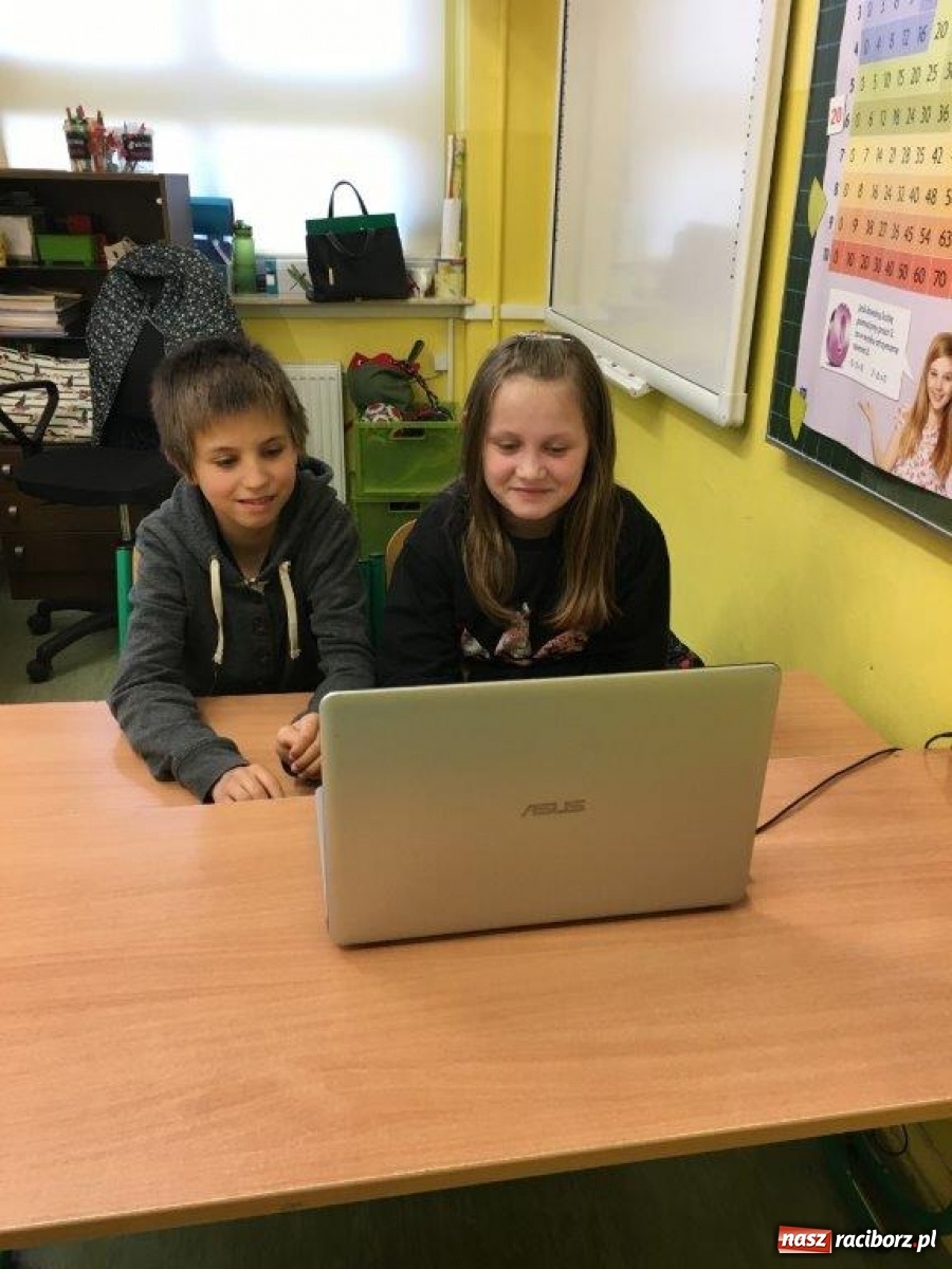 Zdjęcie w galerii na portalu naszraciborz.pl: Eko-Okna podarowały uczniom laptopy wiadomości z regionu