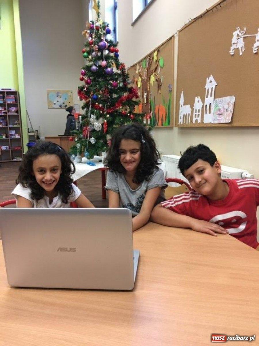 Zdjęcie w galerii na portalu naszraciborz.pl: Eko-Okna podarowały uczniom laptopy wiadomości z regionu