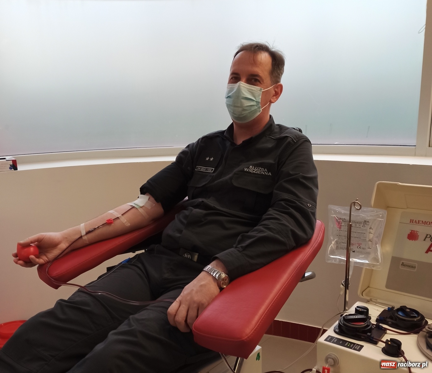 Zdjęcie w galerii na portalu naszraciborz.pl: Funkcjonariusze raciborskiego więzienia pomogli chorym na COVID-19 wiadomości z regionu