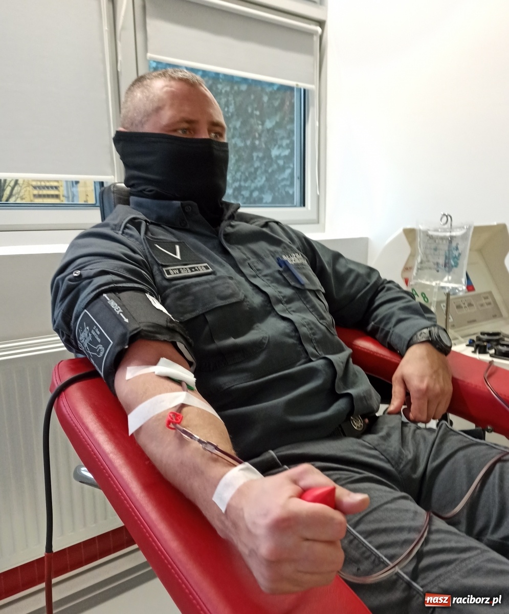 Zdjęcie w galerii na portalu naszraciborz.pl: Funkcjonariusze raciborskiego więzienia pomogli chorym na COVID-19 wiadomości z regionu