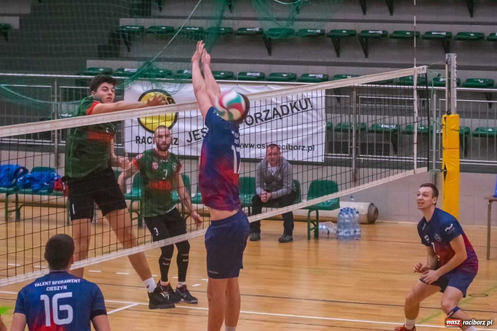 Zdjęcie w galerii na portalu naszraciborz.pl: Pierwszy set przespany, cały mecz przegrany [FOTO i WIDEO] wiadomości z regionu