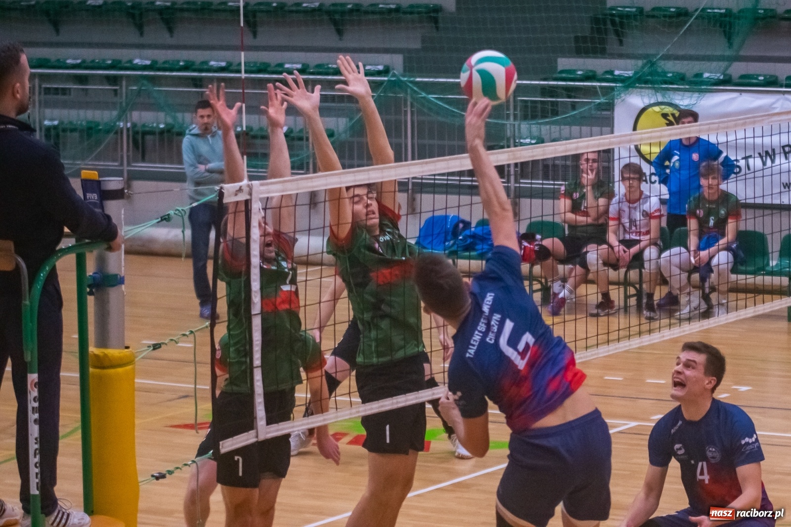 Zdjęcie w galerii na portalu naszraciborz.pl: Pierwszy set przespany, cały mecz przegrany [FOTO i WIDEO] wiadomości z regionu