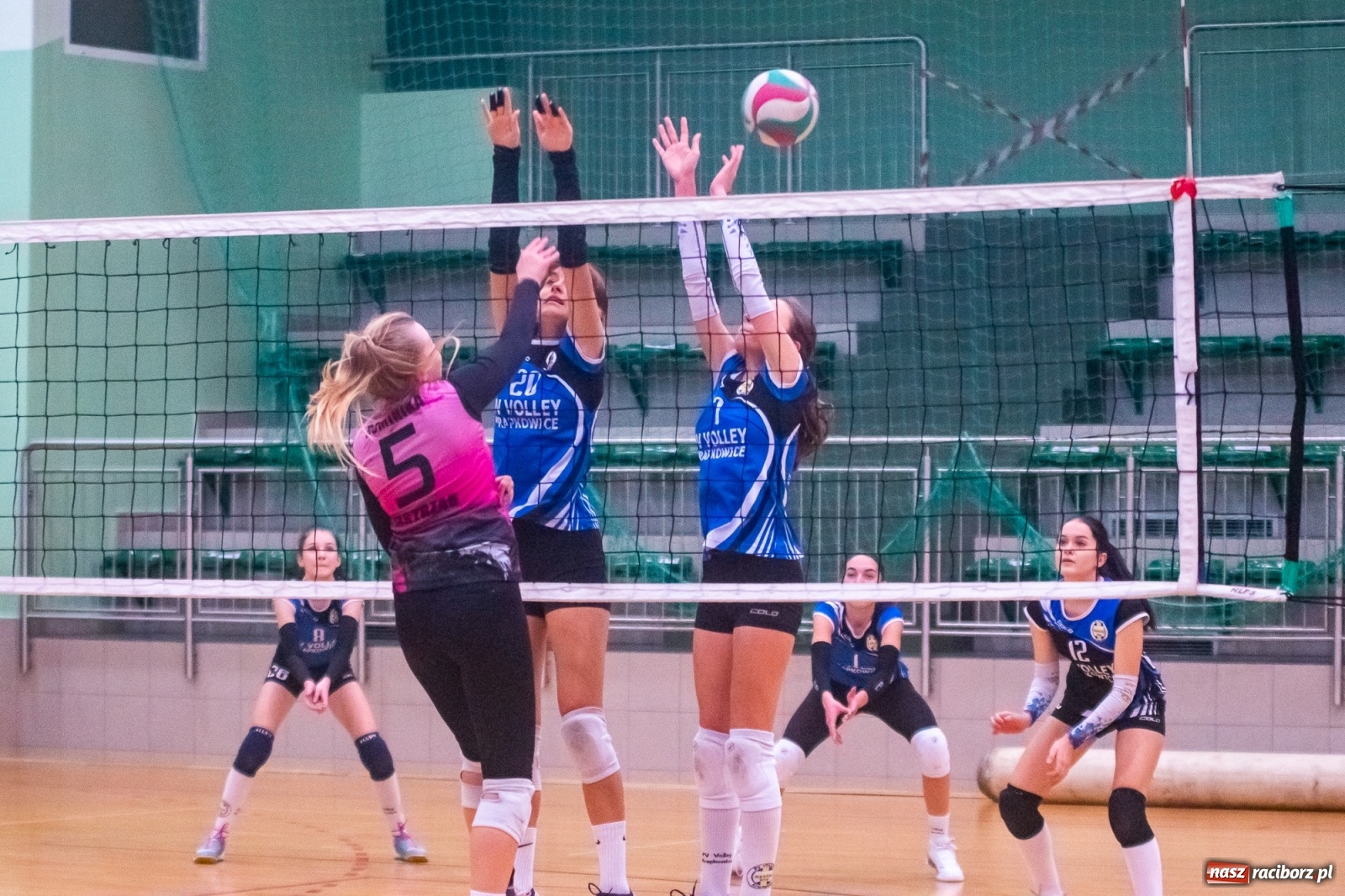 Zdjęcie w galerii na portalu naszraciborz.pl: RLPS. Drugi turniej kobiet w Arenie Rafako [FOTO i WIDEO] wiadomości z regionu