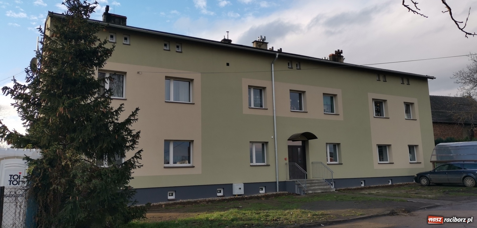 Zdjęcie w galerii na portalu naszraciborz.pl: Pietrowice Wielkie. Budynki przy 1 Maja i Fabrycznej po termomodernizacji [FOTO] wiadomości z regionu