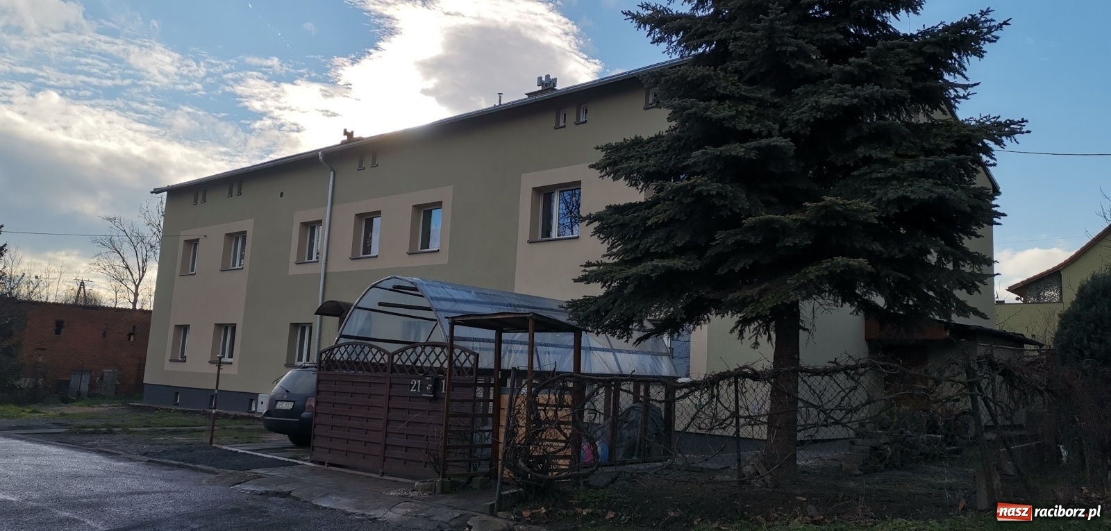 Zdjęcie w galerii na portalu naszraciborz.pl: Pietrowice Wielkie. Budynki przy 1 Maja i Fabrycznej po termomodernizacji [FOTO] wiadomości z regionu