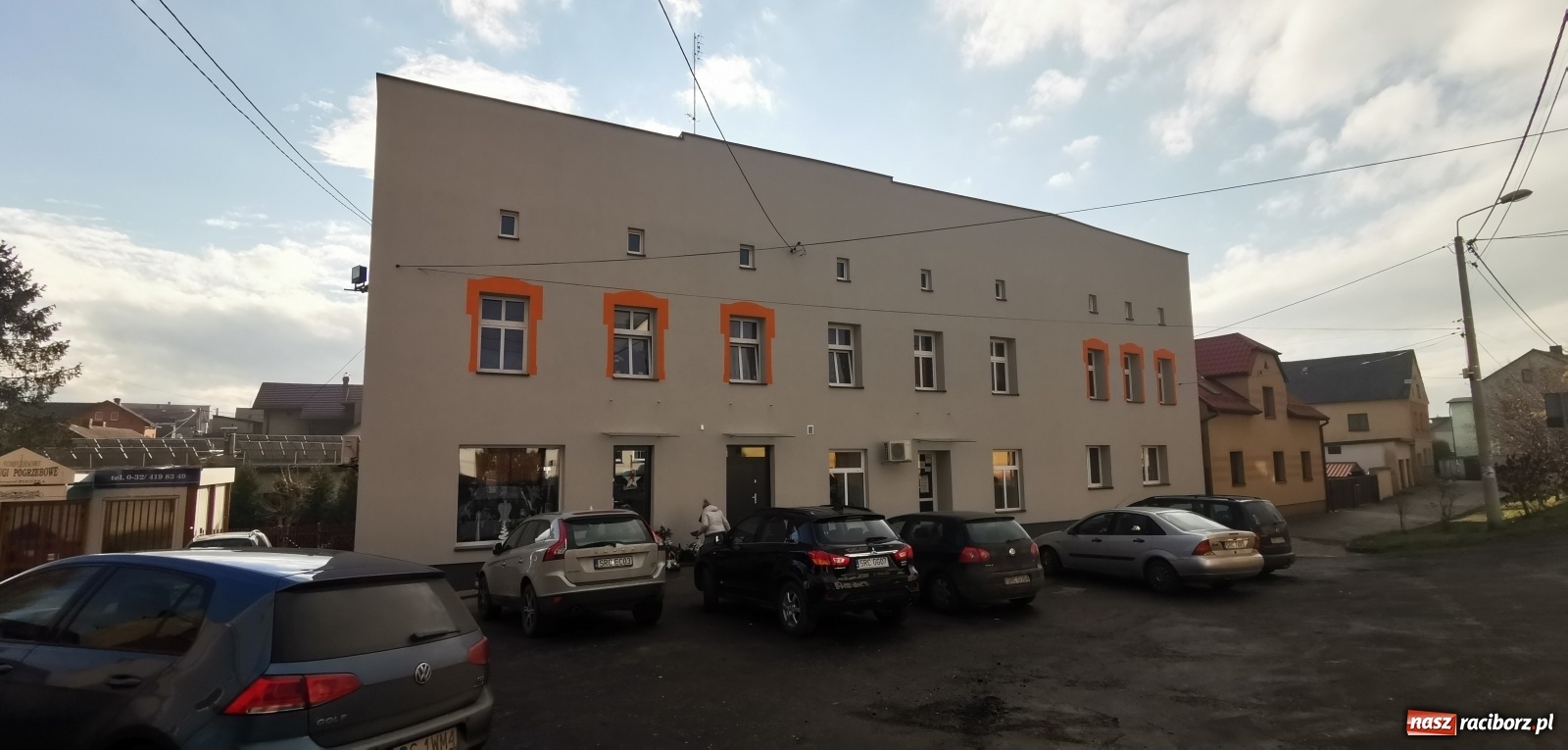 Zdjęcie w galerii na portalu naszraciborz.pl: Pietrowice Wielkie. Budynki przy 1 Maja i Fabrycznej po termomodernizacji [FOTO] wiadomości z regionu