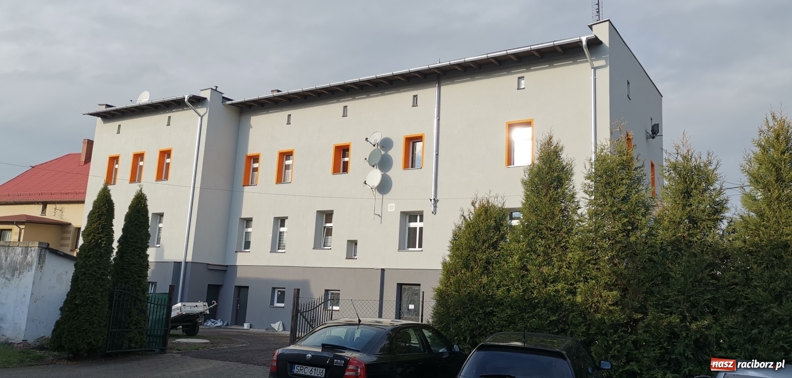 Zdjęcie w galerii na portalu naszraciborz.pl: Pietrowice Wielkie. Budynki przy 1 Maja i Fabrycznej po termomodernizacji [FOTO] wiadomości z regionu