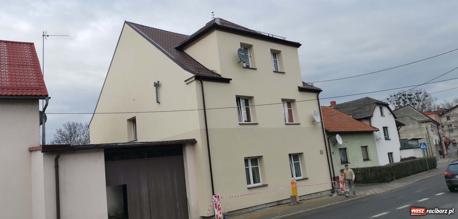 Zdjęcie w galerii na portalu naszraciborz.pl: Pietrowice Wielkie. Budynki przy 1 Maja i Fabrycznej po termomodernizacji [FOTO] wiadomości z regionu