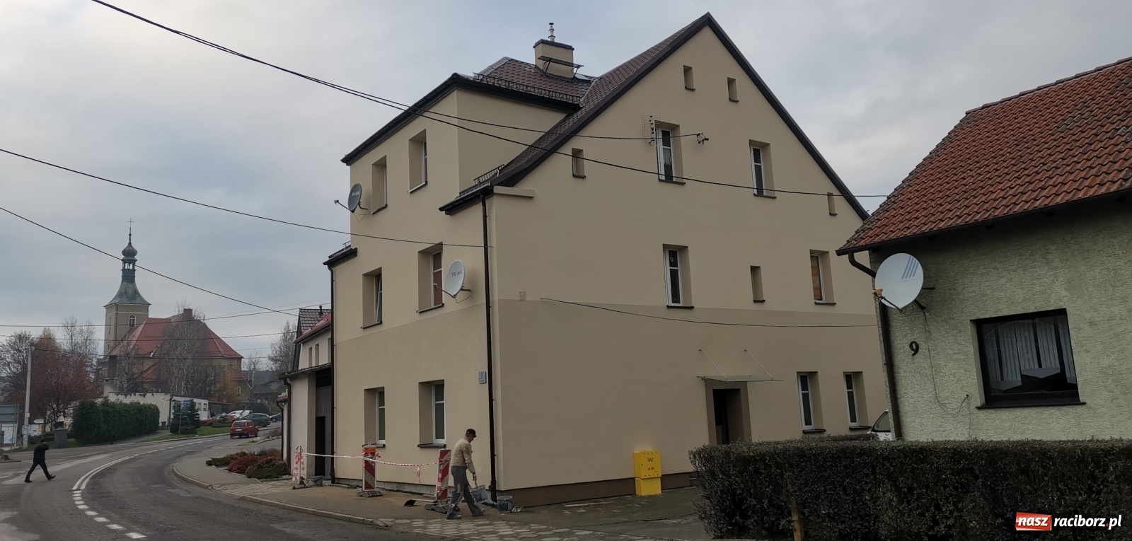 Zdjęcie w galerii na portalu naszraciborz.pl: Pietrowice Wielkie. Budynki przy 1 Maja i Fabrycznej po termomodernizacji [FOTO] wiadomości z regionu