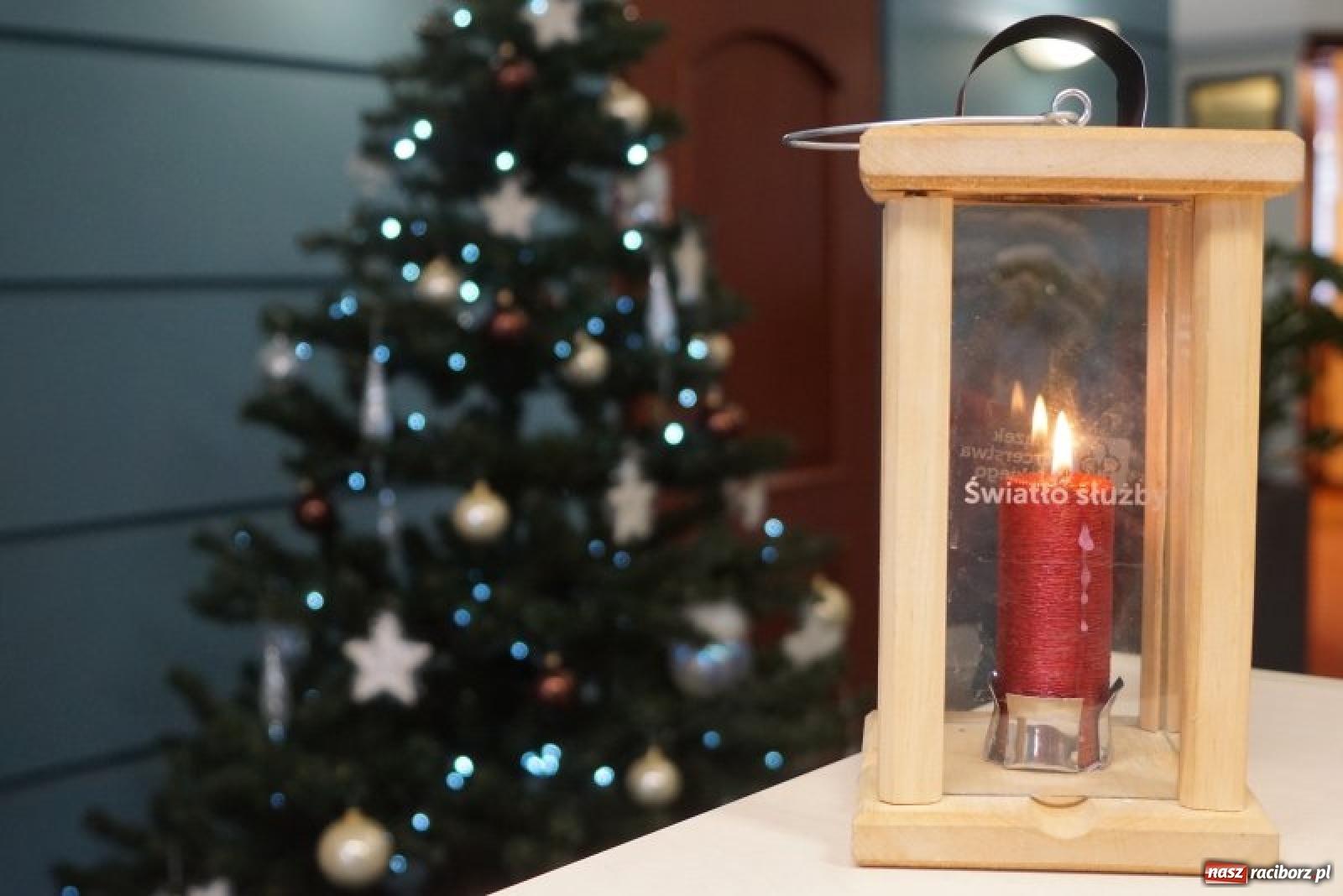 Zdjęcie w galerii na portalu naszraciborz.pl: Betlejemskie Światło Pokoju dotarło do Raciborza wiadomości z regionu