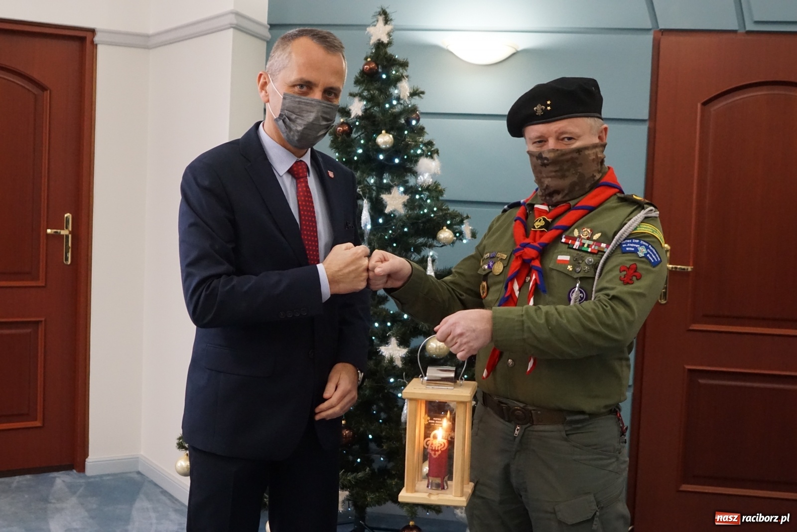 Zdjęcie w galerii na portalu naszraciborz.pl: Betlejemskie Światło Pokoju dotarło do Raciborza wiadomości z regionu