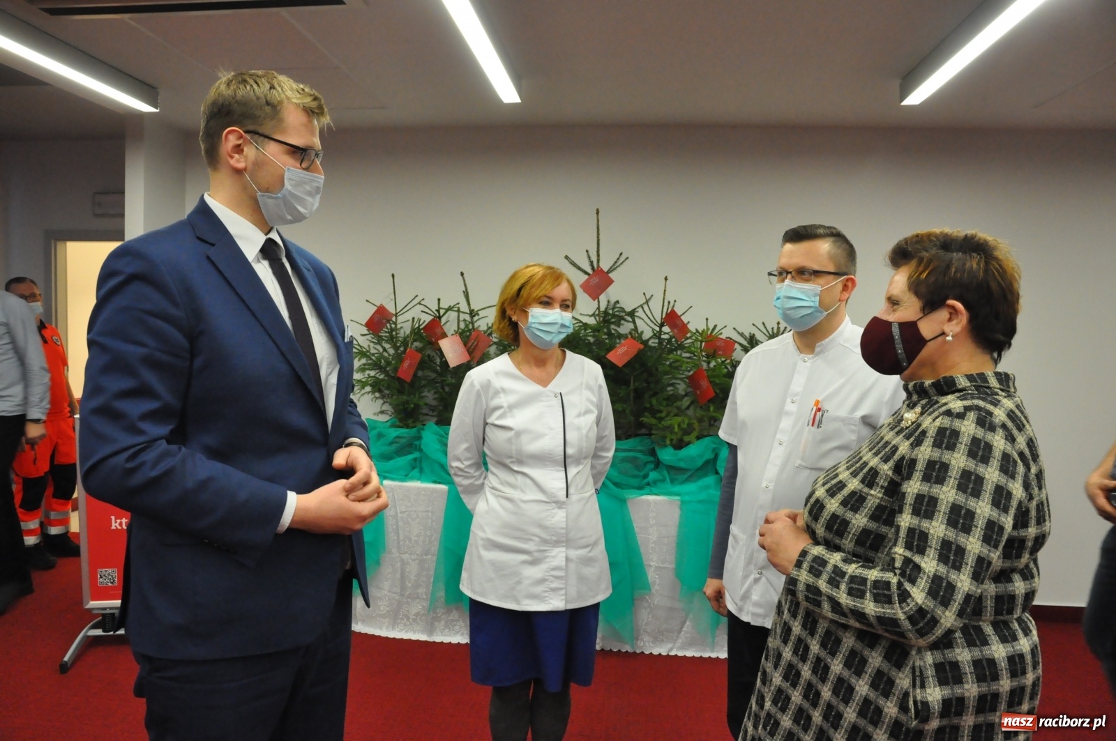 Zdjęcie w galerii na portalu naszraciborz.pl: Choinki za krew lub osocze. Wiceminister zachęca dawców  wiadomości z regionu