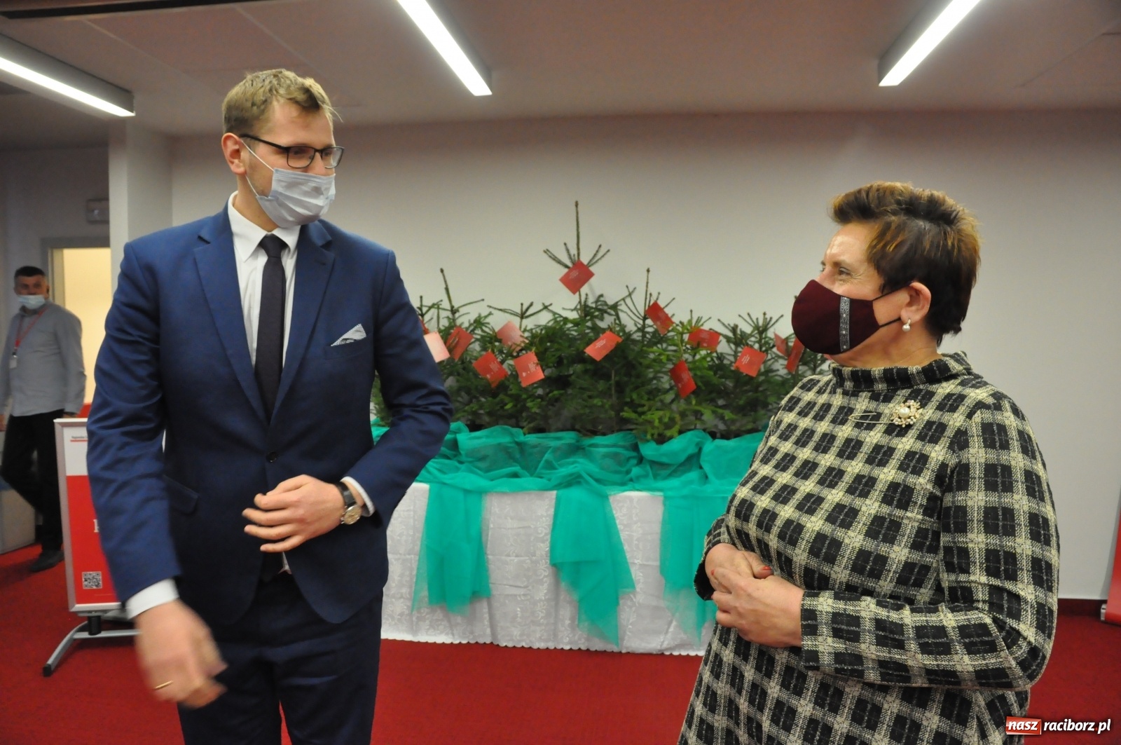 Zdjęcie w galerii na portalu naszraciborz.pl: Choinki za krew lub osocze. Wiceminister zachęca dawców  wiadomości z regionu