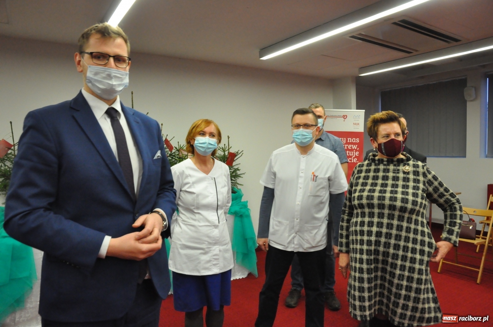 Zdjęcie w galerii na portalu naszraciborz.pl: Choinki za krew lub osocze. Wiceminister zachęca dawców  wiadomości z regionu