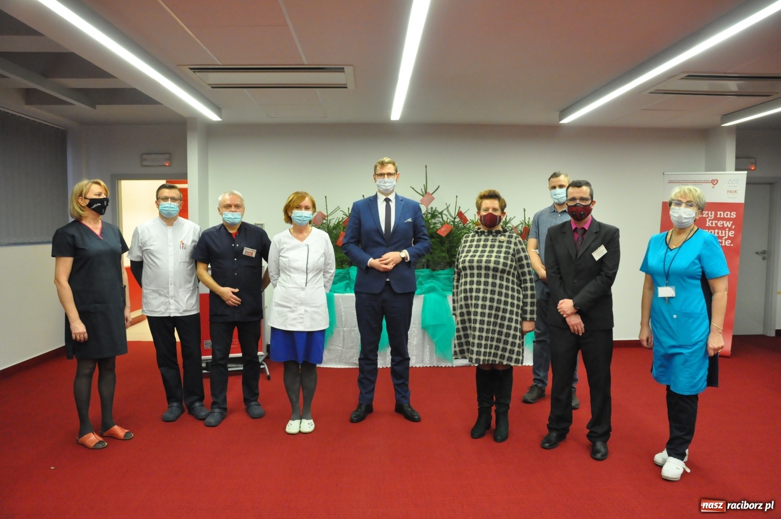 Zdjęcie w galerii na portalu naszraciborz.pl: Choinki za krew lub osocze. Wiceminister zachęca dawców  wiadomości z regionu