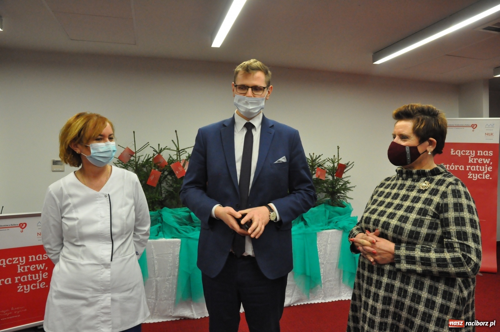Zdjęcie w galerii na portalu naszraciborz.pl: Choinki za krew lub osocze. Wiceminister zachęca dawców  wiadomości z regionu