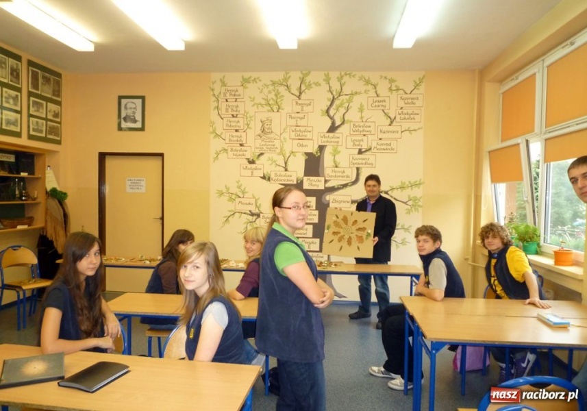 Zdjęcie w galerii na portalu naszraciborz.pl: Walijczycy uczyli raciborską młodzież wiadomości z regionu