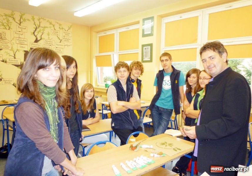 Zdjęcie w galerii na portalu naszraciborz.pl: Walijczycy uczyli raciborską młodzież wiadomości z regionu