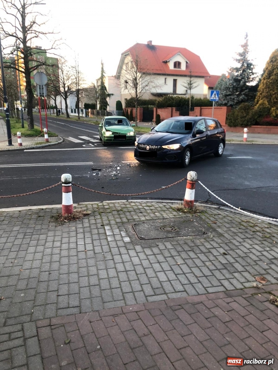 Zdjęcie w galerii na portalu naszraciborz.pl: Volkswagen i fiat zderzyły się na Ogrodowej  wiadomości z regionu