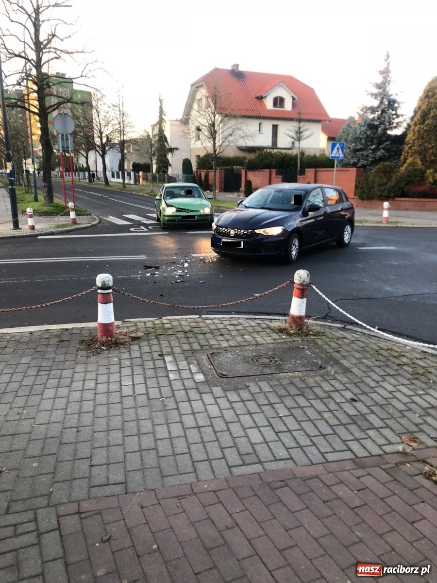 Zdjęcie w galerii na portalu naszraciborz.pl: Volkswagen i fiat zderzyły się na Ogrodowej  wiadomości z regionu