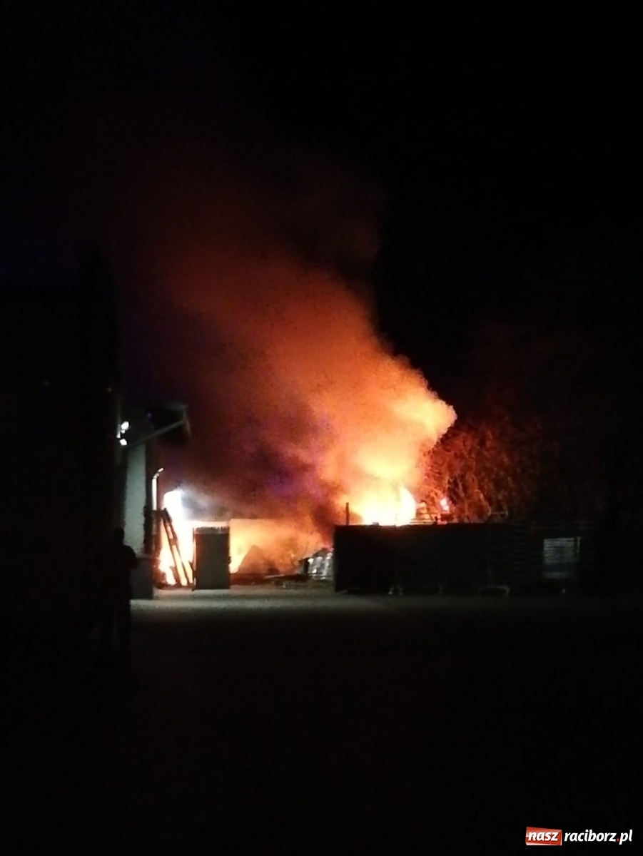 Zdjęcie w galerii na portalu naszraciborz.pl: Pietrowice Wielkie. Pożar na terenie zakładu przy 1 Maja [WIDEO] wiadomości z regionu