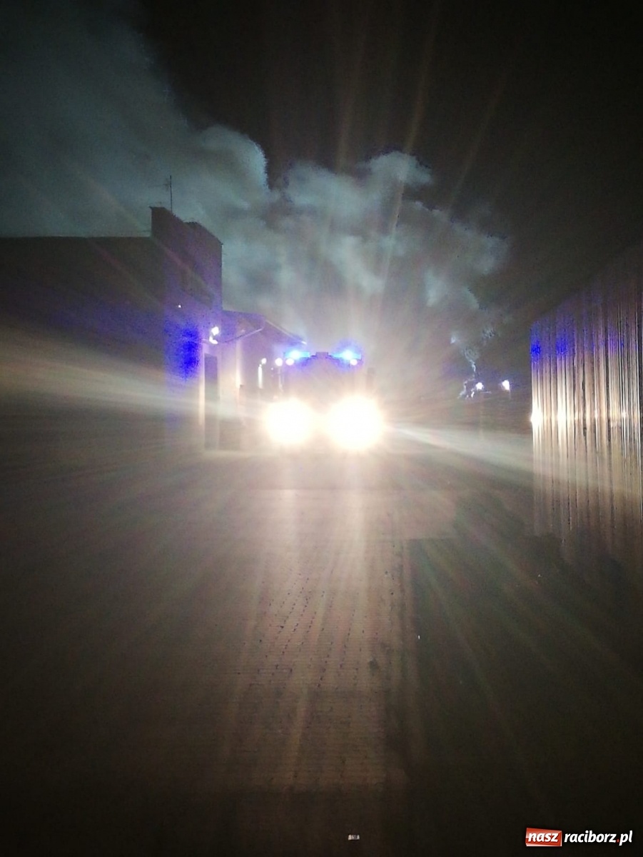 Zdjęcie w galerii na portalu naszraciborz.pl: Pietrowice Wielkie. Pożar na terenie zakładu przy 1 Maja [WIDEO] wiadomości z regionu