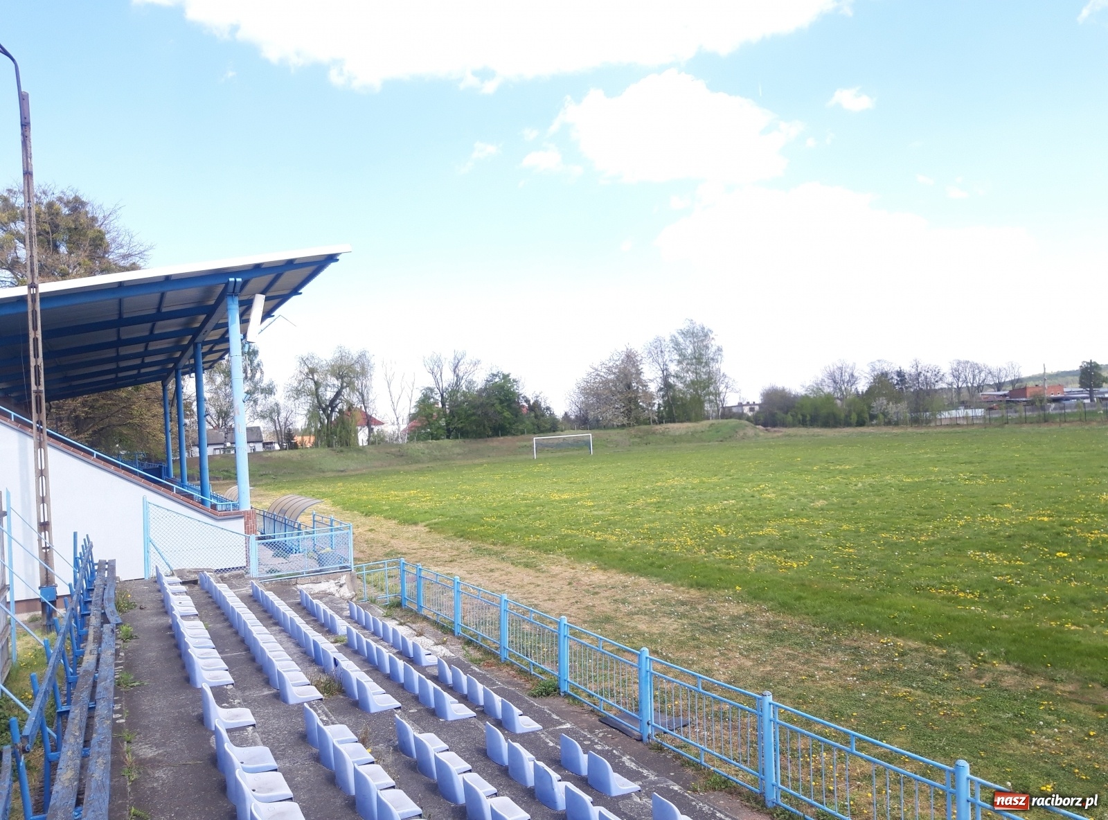 Zdjęcie w galerii na portalu naszraciborz.pl: Czas na inwestycje – pełnowymiarowe boisko do piłki nożnej, całoroczne czyli ze sztuczną nawierzchnią  wiadomości z regionu