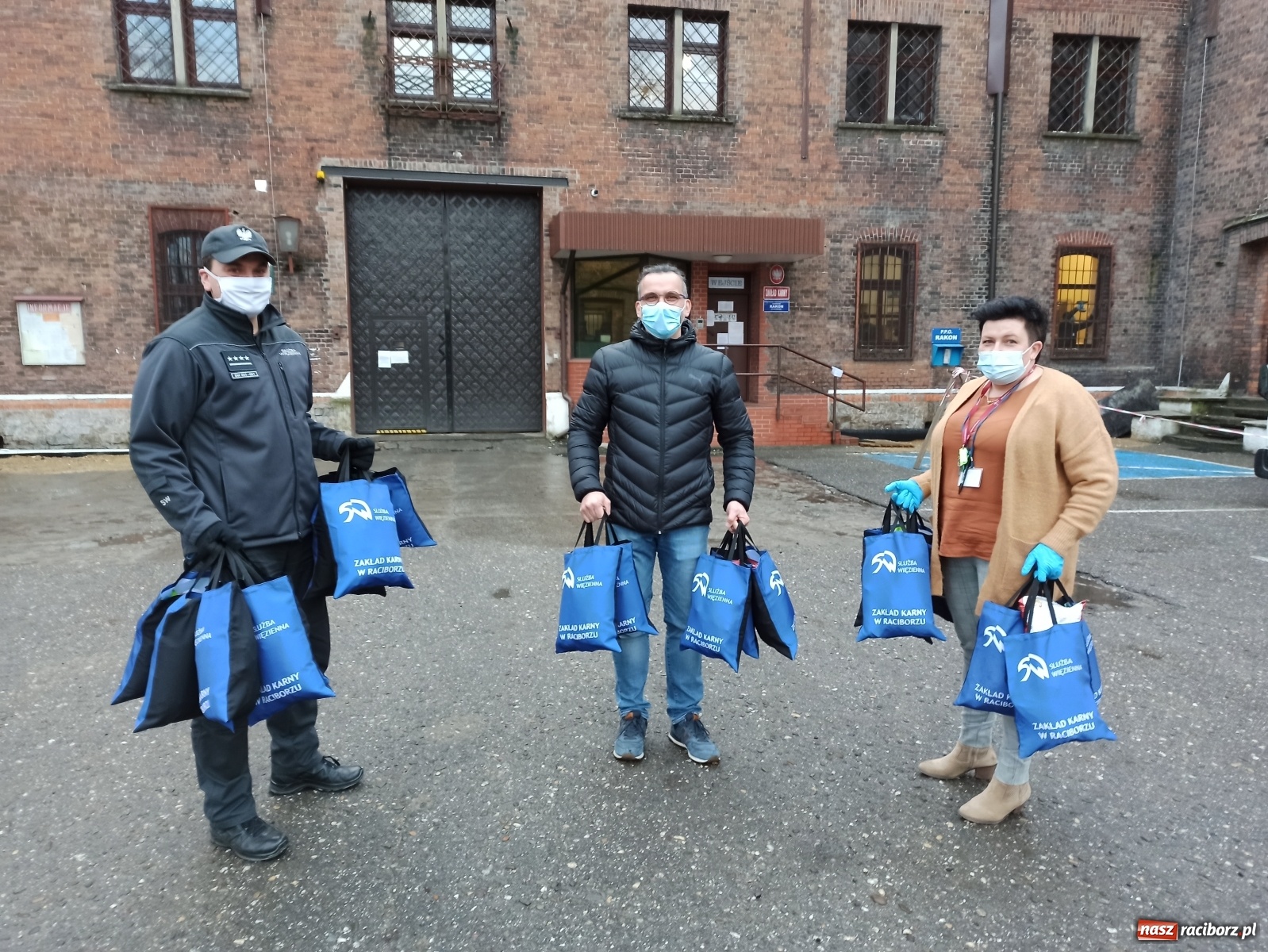 Zdjęcie w galerii na portalu naszraciborz.pl: Wigilijna akcja charytatywna Zakładu Karnego w Raciborzu wiadomości z regionu