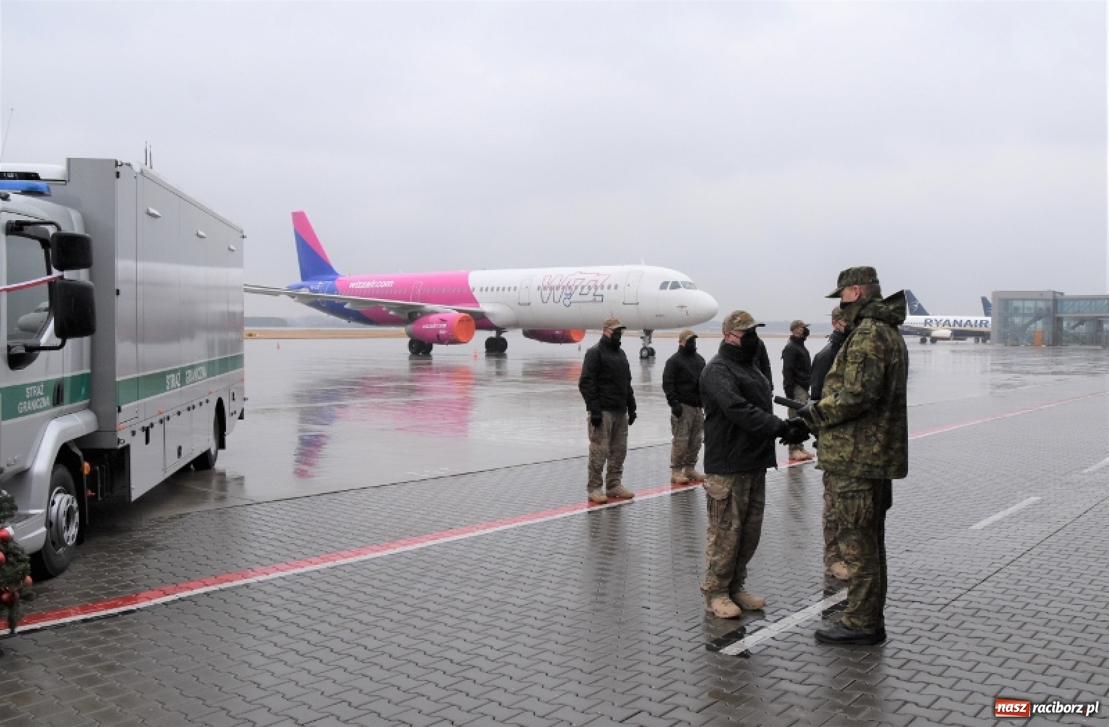 Zdjęcie w galerii na portalu naszraciborz.pl: Śląska Straż Graniczna z Raciborza dostała pod choinkę sprzęt pirotechniczny wiadomości z regionu