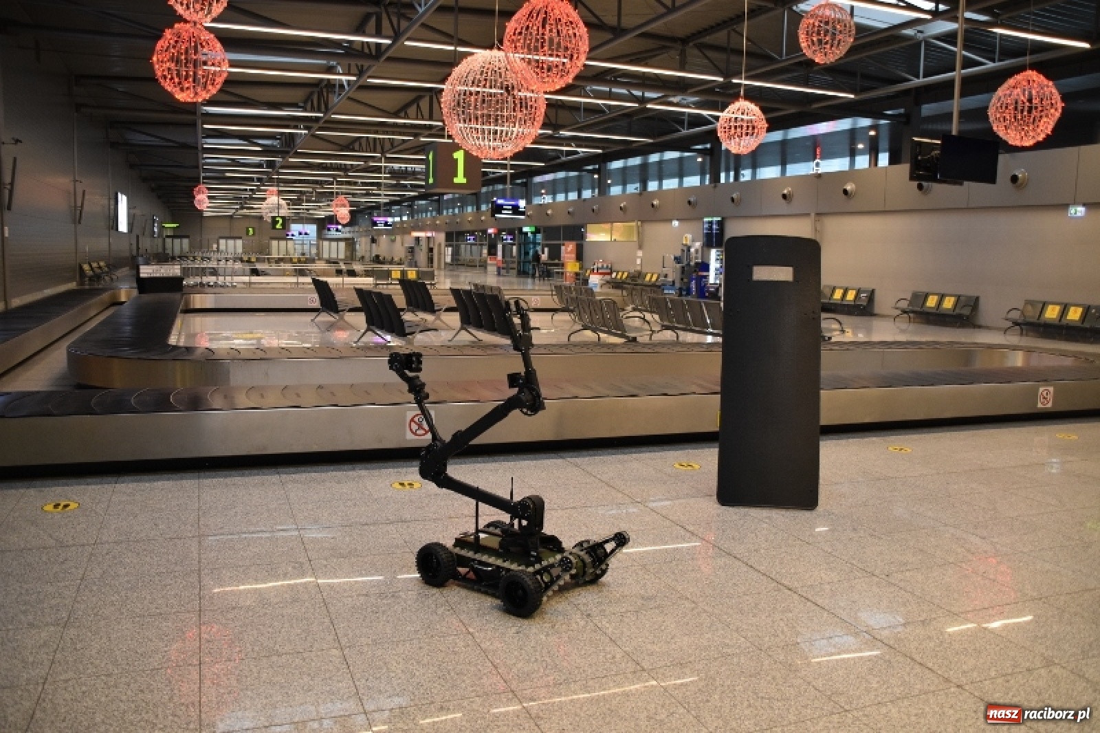 Zdjęcie w galerii na portalu naszraciborz.pl: Śląska Straż Graniczna z Raciborza dostała pod choinkę sprzęt pirotechniczny wiadomości z regionu