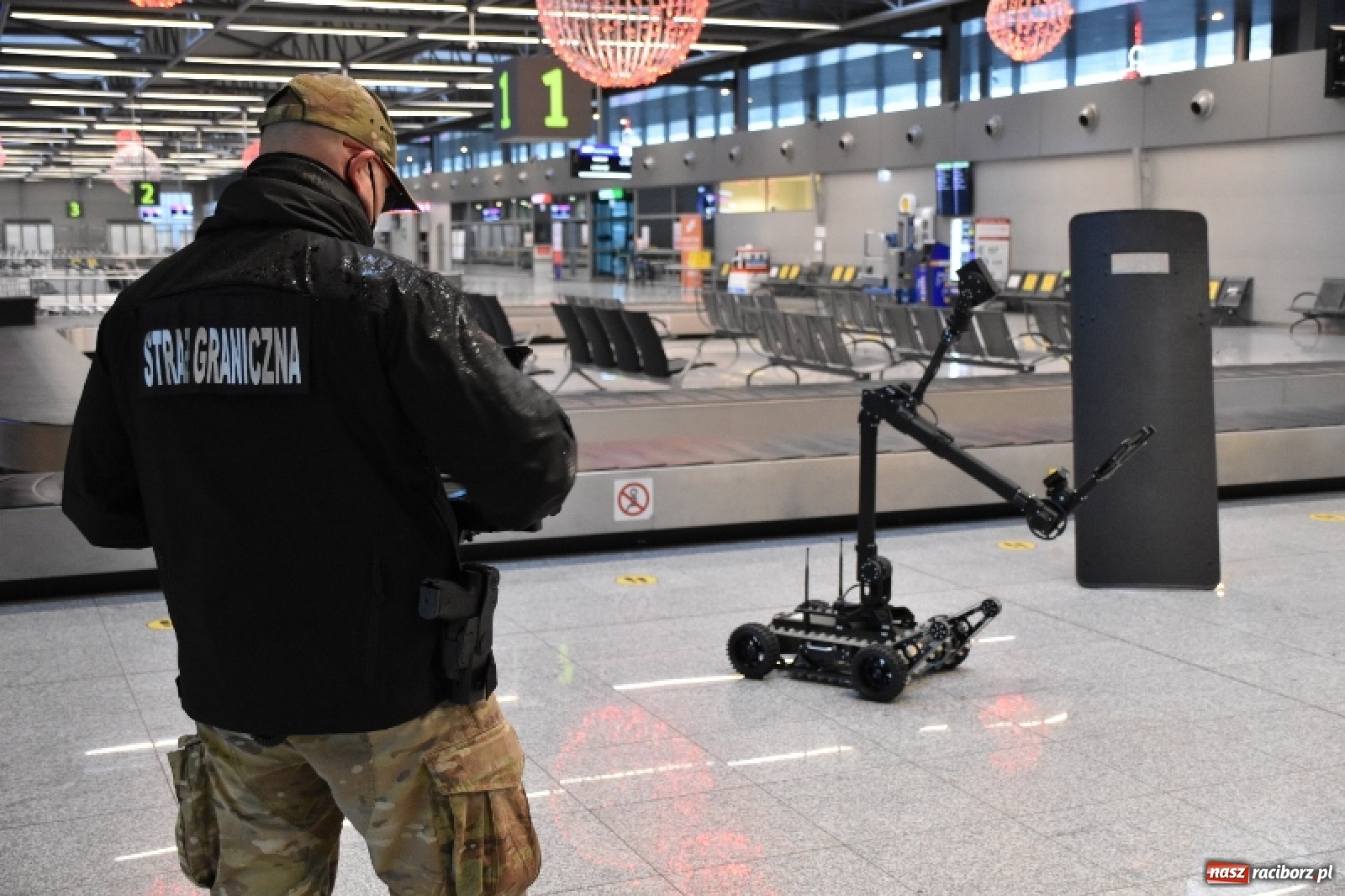 Zdjęcie w galerii na portalu naszraciborz.pl: Śląska Straż Graniczna z Raciborza dostała pod choinkę sprzęt pirotechniczny wiadomości z regionu